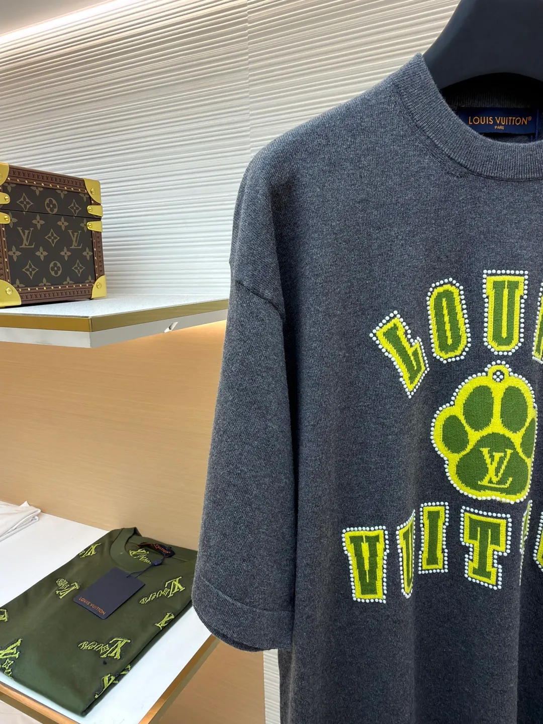LOUIS VUITTON Cute dog paw print woolen short sleeves ●Original version: Purchased and developed for 10800 ●Item number: 1680942-B05 ●Fabric: combed cotton fabric ●Technology: woolen fabric ●Version: fitted version ●Weight: about 310 grams ●Size: XS-S-M-L ●Description: Made of combed cotton yarn knitted cotton fabric, special high-gram weight pure cotton yarn, it feels heavy when weighed, and the upper body is more textured than ordinary T-shirts. The overall routing is straight and delicate. The fabric is comfortable and soft. The color is consistent and no color difference. It can be matched with the same style to create a fashionable look and control various occasions. Customized accessories, complete with three standards, same style for men and women!